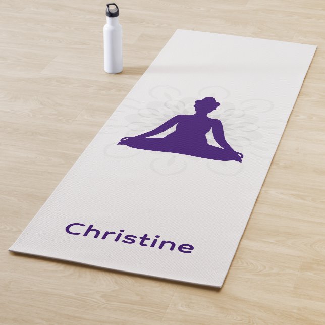 Tapis De Yoga Yoga gris-violet Pose et nom personnalisé (En situation)