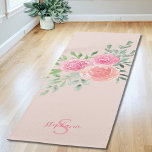 Tapis De Yoga Yoga rose floral personnalisé<br><div class="desc">Ce tapis de yoga fleuri est décoré d'un bouquet d'aquarelle de roses et de feuillage dans les tons rose, corail et vert sur un arrière - plan rose vif. Un modèle texte est inclus pour personnaliser ce design avec votre nom et monogramme rendant ce tapis de yoga unique à vous....</div>