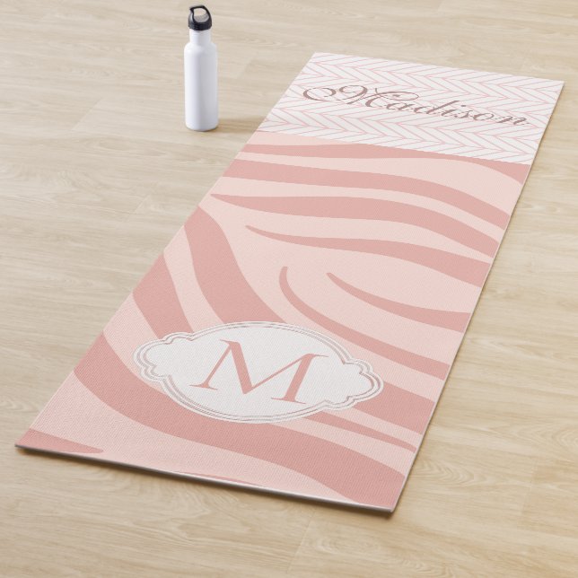 Tapis De Yoga Zèbre géométrique rose moderne Monogramme tendance (En situation)