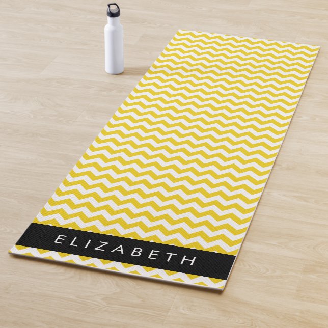 Tapis De Yoga Zigzag Jaune, Chevron Jaune, Votre Nom (En situation)