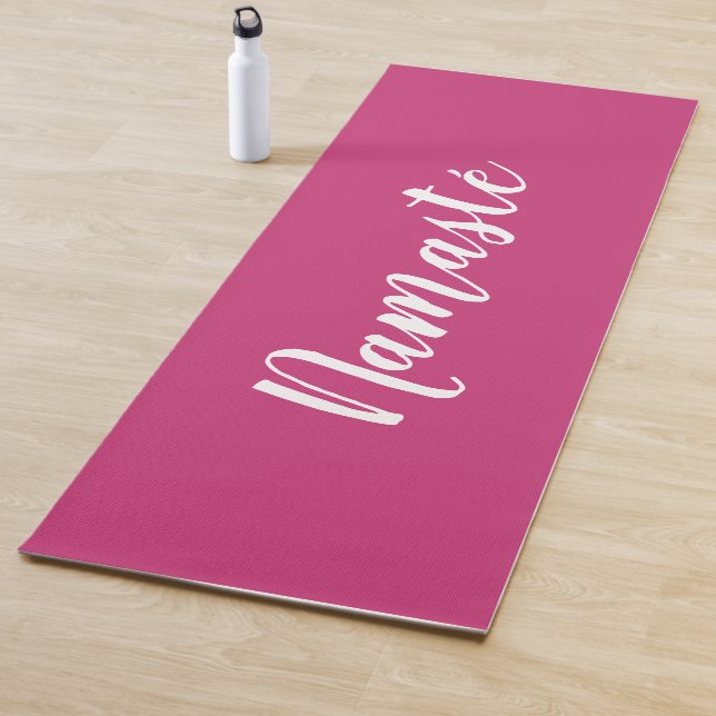 Tapis rose fait sur commande de yoga de Namasté (En situation)
