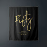 Tapisserie de fond de fête d'anniversaire 50 ans O<br><div class="desc">Cette tapisserie moderne est parfaite pour une fête d'anniversaire 50 ans chic noire et or. Vos invités apprécieront prendre une photo avec ce fond de fête sophistiqué et se souviendront de votre journée spéciale. Le design présente un " Cinquante " écriture pinceau doré avec texte personnalisé. Vous pouvez personnaliser le...</div>