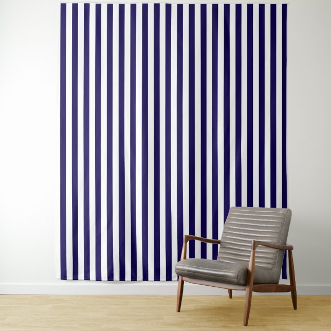 Tapisserie décorative rayée bleu foncé et blanc (En situation)