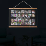 Tapisserie Suspendue 28 Collage de photos Montage et texte - Can Edit B<br><div class="desc">Un design avec un arrière - plan noir basique. Un script à la mode en afun au milieu de la salle feuille d'oeuvres d'art pour un nom de famille ou un événement. Utilisez jusqu'à 28 photos carrés pour créer un signe unique et personnel de famille. Si vous avez besoin d'ajuster...</div>