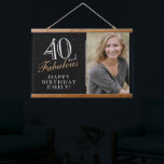 Tapisserie Suspendue 40 et fabuleux Elegant Black 40th Birthday Photo<br><div class="desc">40 et fabuleux Elegant Black 40th Birthday Photo Hanging Tapestry. 40 et texte fabuleux en script tendance avec un nom sur un arrière - plan noir. Personnalisez-le avec votre photo, votre nom et l'âge, et faites votre propre décor de fête d'anniversaire. C'est un grand signe et un décor pour la...</div>