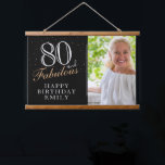Tapisserie Suspendue 80 et fabuleux Elegant Black 80th Birthday Photo<br><div class="desc">80 et fabuleux Elegant Black 80th Birthday Photo Hanging Tapestry. 80 et texte fabuleux en script tendance avec un nom sur un arrière - plan noir. Personnalisez-le avec votre photo, votre nom et l'âge, et faites votre propre décor de fête d'anniversaire. C'est un grand signe et un décor pour la...</div>