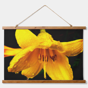 Tapisserie Suspendue Arrosage sur Lily Jaune