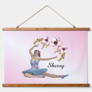 Tapisserie Suspendue Ballerina en bleu Nom personnel Accent rose