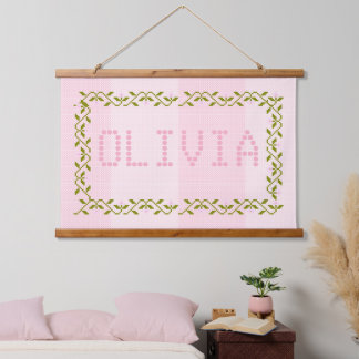 Tapisserie Suspendue Broderie personnalisée pour une nurserie rose rayé