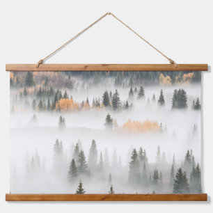 Tapisserie Suspendue Brouillard à l'aube sur la forêt de montagne