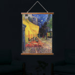 Tapisserie Suspendue Café Terrasse à la nuit par Vincent van Gogh<br><div class="desc">Le Café Terrace sur la Place du Forum de Vincent van Gogh est un post impressionnisme d'art vintage, une peinture architecturale de paysage urbain. Vue extérieure d'un restaurant avec tables, chaises, serveurs et personnes à manger. Une belle nuit avec des étoiles dans le ciel à Arles, France. À propos de...</div>