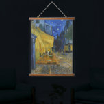 Tapisserie Suspendue Café Terrasse par Vincent Van Gogh<br><div class="desc">Cette peinture d'une vue extérieure colorée est une oeuvre pittoresque, la vision d'un spectateur détendu qui aime le charme de son environnement sans aucune inquiétude. Il rappelle l'humeur de Van Gogh lorsqu'il écrivait que "la nuit est plus vivante et plus colorée que le jour." Le jaune du café joue contre...</div>