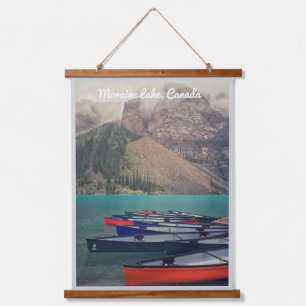 Tapisserie Suspendue Canots colorés du lac Moraine avec lettres superpo