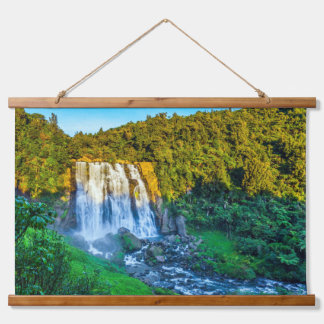 Tapisserie Suspendue Cascading Waterfall Lush Forest Landscape Sunset