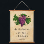 Tapisserie Suspendue Cave à vin Vignoble de raisins Vintages | Personna<br><div class="desc">Cette élégante tapisserie murale verticale est parfaite pour votre cave à vin. Il dispose d'une grappe vintage de raisins, recolorés et illuminés, ils contrastent agréablement avec les vieux, légèrement tachés arrière - plan parchemin. Le texte se lit comme suit : Cave à vin [Votre nom], établie [année]. Tout le texte...</div>