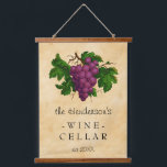 Tapisserie Suspendue Cave à vin Vignoble de raisins Vintages | Personna<br><div class="desc">Cette élégante tapisserie murale verticale est parfaite pour votre cave à vin. Il dispose d'une grappe vintage de raisins, recolorés et illuminés, ils contrastent agréablement avec les vieux, légèrement tachés arrière - plan parchemin. Le texte se lit comme suit : Cave à vin [Votre nom], établie [année]. Tout le texte...</div>