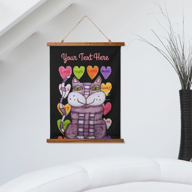 Tapisserie Suspendue Chat à rayures violettes Valentine Coeurs bonbons  (Purple striped cat wall of bright Valentine candy hearts with sayings on black wall tapestry.)