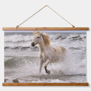 Tapisserie Suspendue Cheval Camargue sortant des vagues