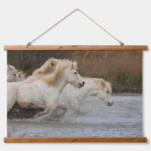 Tapisserie Suspendue Chevaux blancs de Camargue courant dans l'eau
