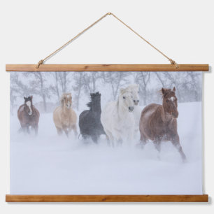 Tapisserie Suspendue Chevaux courant à travers la neige