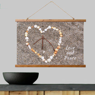Tapisserie Suspendue Connexion Paix au coeur des coquillages sur la pla
