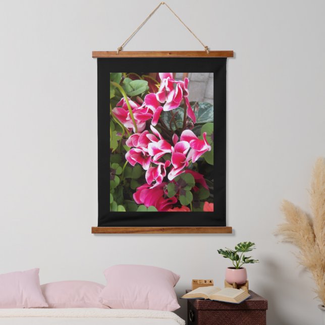 Tapisserie Suspendue Cyclamen rose varié avec bordure noire (Chambre à coucher)