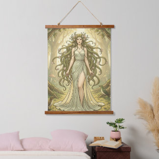 Tapisserie Suspendue Dame de fantaisie dans une forêt enchantée