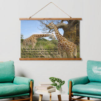 Tapisserie Suspendue Des girafes sur le terrain par un poster d'arbres