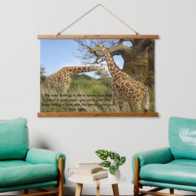 Tapisserie Suspendue Des girafes sur le terrain par un poster d'arbres (Salon)