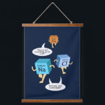 Tapisserie Suspendue Drôle Chimie Éléments de tableau périodique Gag<br><div class="desc">Chimie amusante Éléments de tableau périodique Sac Hanging Tapisserie qui est parfait pour votre bureau,  la maison,  ou le laboratoire. Regardez vos collègues rire quand ils le voient</div>