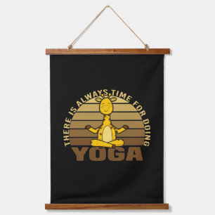 Tapisserie Suspendue Drôle petite girafe faisant du yoga. drôles de yog