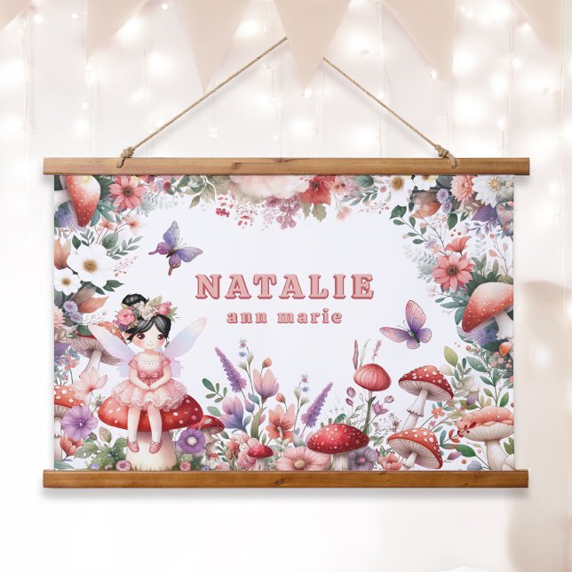 Tapisserie Suspendue Fairycore rose et violet Nom personnalisé (Enchanted Fairycore Garden Custom Name Tapestry Wall Art Black Hair Fairy.)