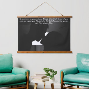 Tapisserie Suspendue Fake attire un faux couple dans un geste sombre