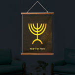 Tapisserie Suspendue Flamme de Menorah<br><div class="desc">Un rendu numérique brun et or de la menorah juive à sept branches (hébreu : מְ נ וֹ רָ ‎). Customisez en ajoutant votre propre texte. La menorah à sept branches, utilisée dans le sanctuaire portatif mis en place par Moïse dans le désert et plus tard dans le Temple de...</div>
