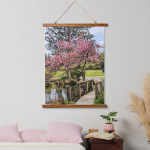 Tapisserie Suspendue Fleurs de cerisier roses et passerelle en bois