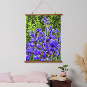 Tapisserie Suspendue Fleurs Iris Violettes Sur Le Trottoir
