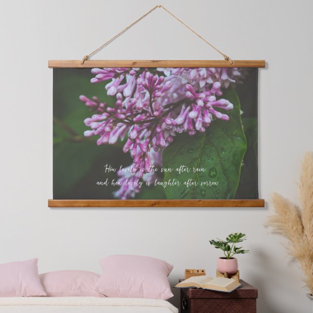 Tapisserie Suspendue Fleurs violettes lilas après la pluie pendant la t (Chambre à coucher)