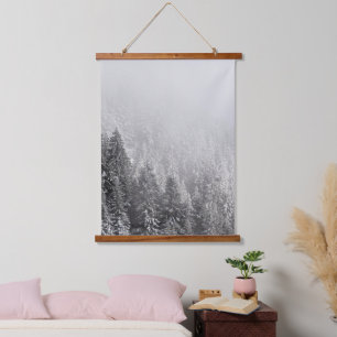 Tapisserie Suspendue Forêt d'épinette neigeuse enveloppée dans du broui