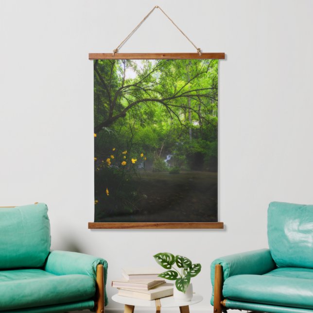 Tapisserie Suspendue Forêt magique avec fleurs jaunes et cascade (Salon)