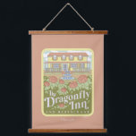 Tapisserie Suspendue Gilmore Girls | Le Dragonfly Inn & Restaurant<br><div class="desc">Revivez le confort accueillant du Dragonfly Inn avec cette élégante illustration du Bed & Breakfast emblématique. Entouré de fleurs fleuries et de la charmante façade de l'auberge,  ce design est parfait pour une large gamme de produits. C’est la façon idéale de célébrer l’hospitalité et le coeur de Stars Hollow.</div>
