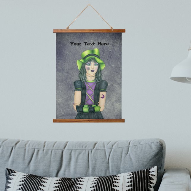 Tapisserie Suspendue Gothique Fille verte Casquette noir pourpre robe g (Pretty Gothic girl green hat black dress fingerless gloves tattoos on dark grey hanging tapestry.)