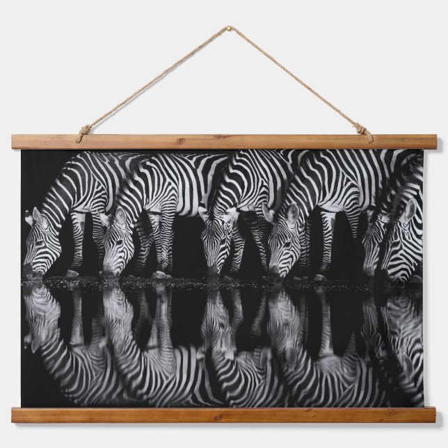 Tapisserie Suspendue Group of Plains Zebra Drink Together at Night (Devant)