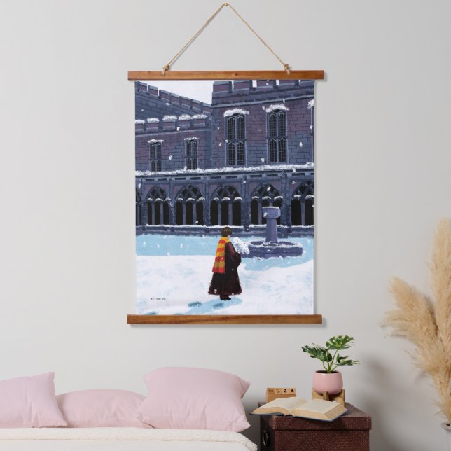 Tapisserie Suspendue HARRY POTTER™ et Hedwig dans la cour de HOGWARTS™ (Chambre à coucher)