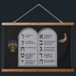 TAPISSERIE SUSPENDUE HEBREW NUMBERED DIX COMMANDEMENTS<br><div class="desc">Quelle belle coutume en a fait une d'une sorte de Tapisserie de dix commandements hébraïques à afficher sur votre mur. Placé dans un arrière - plan entièrement noir, ce pois présente la Menorah bleue et or ainsi que le Shofar, tous deux complétant les Comprimés des Dix Commandements, apportés par Rightside...</div>
