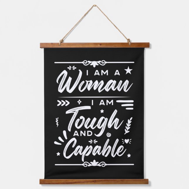 Tapisserie Suspendue IWD Je Suis Une Femme Dur Et Capable (Recto)