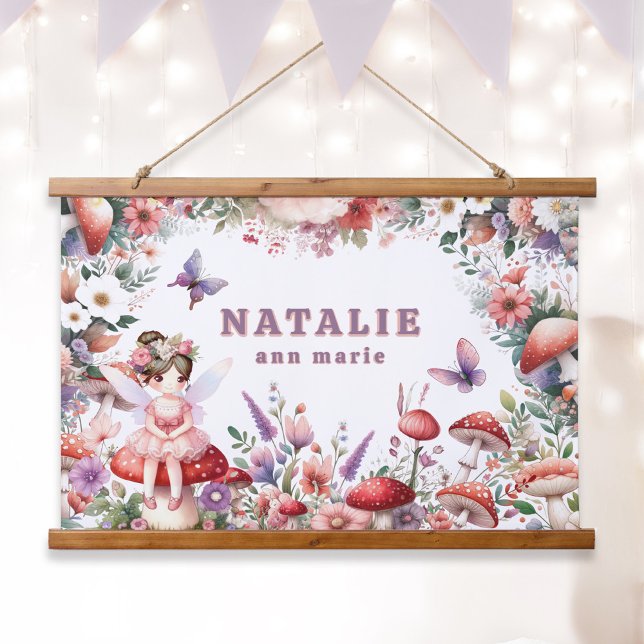 Tapisserie Suspendue Jardin de Fée Enchantée Cute Nom personnalisé (Enchanted Fairycore Garden Custom Name Tapestry Wall Art Brown Hair Fairy.)