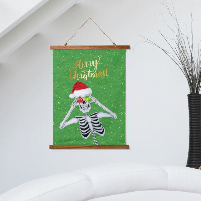 Tapisserie Suspendue Joyeux Noël Squelette Vert Or Santa Hat (Merry Christmas skeleton red Santa hat shiny ornaments on green with gold flecks tapestry wall art.)