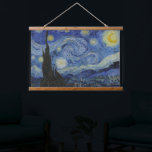 Tapisserie Suspendue La peinture classique de Van Gogh La nuit étoilée<br><div class="desc">"La nuit étoilée" (1889) de Vincent van Gogh est l'une de ses oeuvres les plus célèbres et captivantes, connue pour ses cieux tourbillonnants, ses étoiles brillantes et ses coups de pinceau audacieux. Le tableau présente un ciel nocturne animé, rempli de motifs tourbillonnants de bleus et de jaunes. Les étoiles sont...</div>