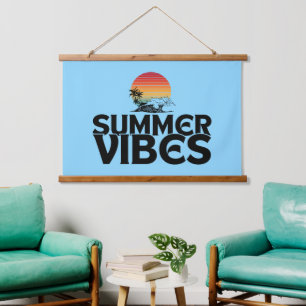 TAPISSERIE SUSPENDUE L'ÉTÉ VIBES BEACH VACANCES CITE LA TYPOGRAPHIE