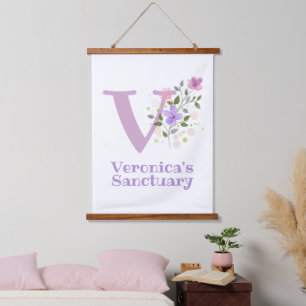 Tapisserie Suspendue Lettre V plus prénom avec un motif floral